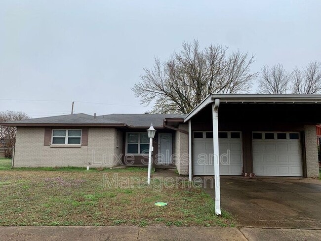 406 W Douglas Dr