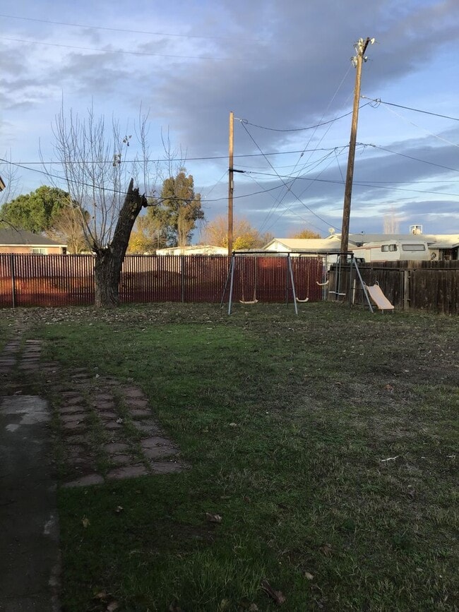 Building Photo - 3 Bedroom Home