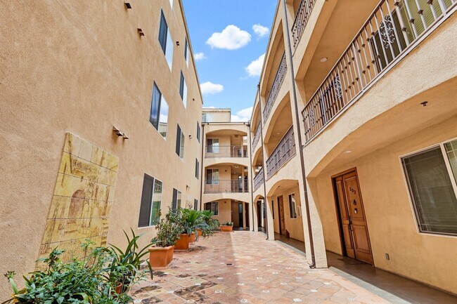 Photo - 5132 W Maplewood Ave Unit 202