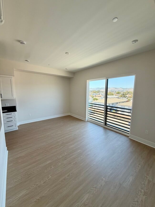 Photo - 401 W Grand Ave Unit 401 W Grand Avenue