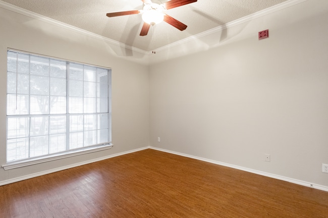 Unidad esterlina 1303-130308.jpg - Sterling Crest