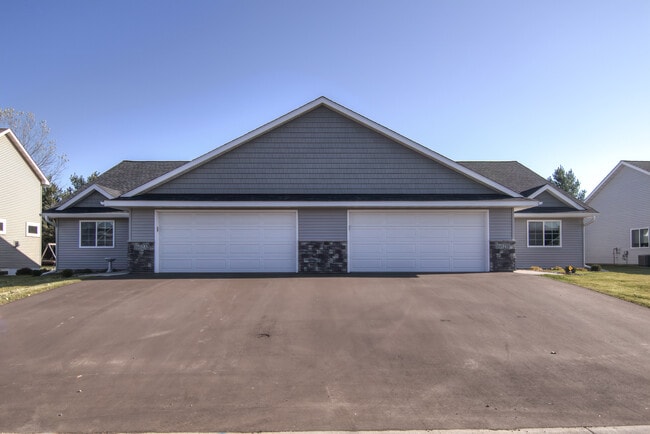 Building Photo - 3 Bedroom Town Home