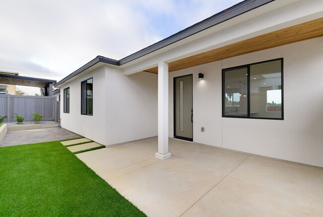 Building Photo - 5142 Los Robles Dr Unit 5144 Los Robles Rental