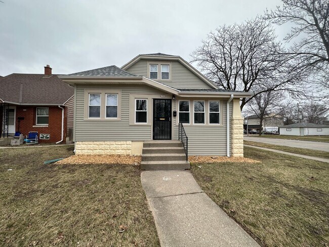 Photo - 6302 W Medford Ave Unit 6302 - Front