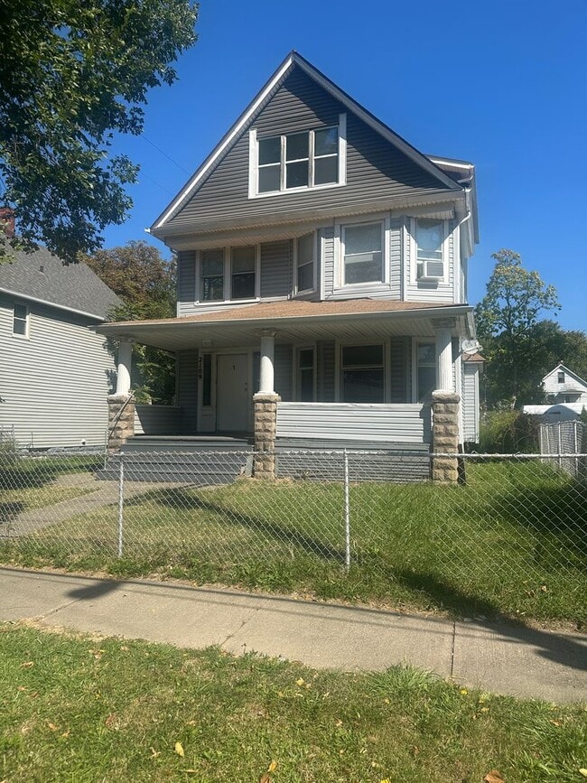 Building Photo - 2109 W 98th St Unit 1