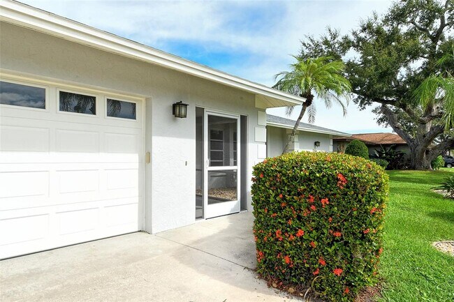 6722 Roxbury Dr