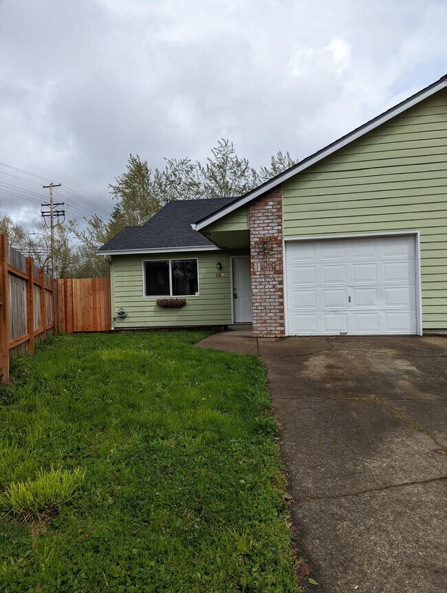 Great 2 bed/1 bath duplex with fenced in y... Rental House Rental in