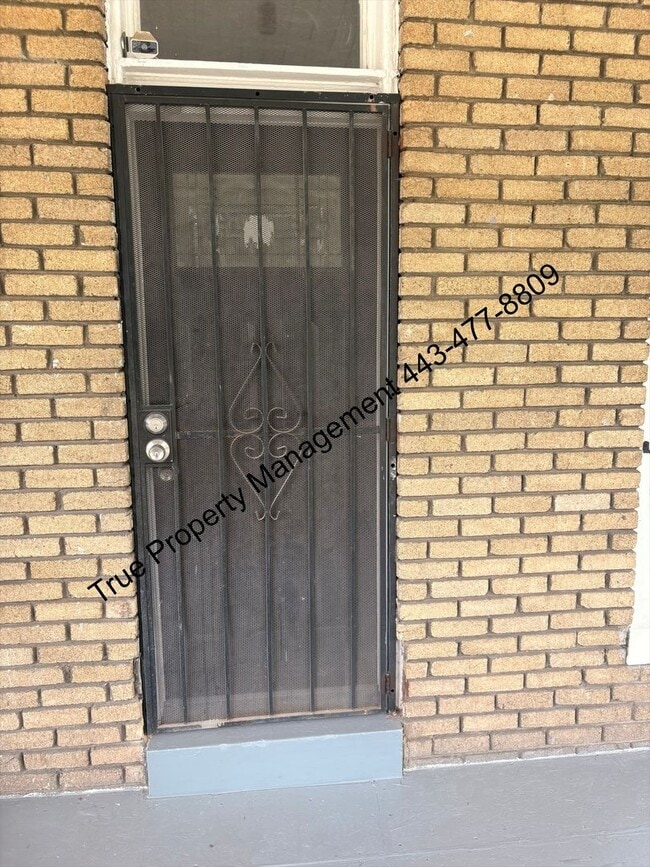 Building Photo - Spacious 5 Bedroom Home with Large Backyard & In-Unit Washer/Dryer