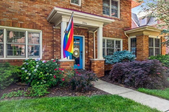 Photo - *Beautifully Updated & Spacious 4BD/4BA Si...