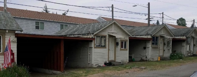 Photo - 1305 E 1st St Unidad Cabin 4