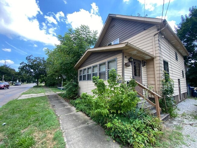 Building Photo - Spacious 3-Bed Single-Family Home in Quiet Kenmore Neighborhood