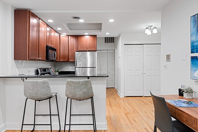 Photo - 950 W Belle Plaine Ave Unit 1W