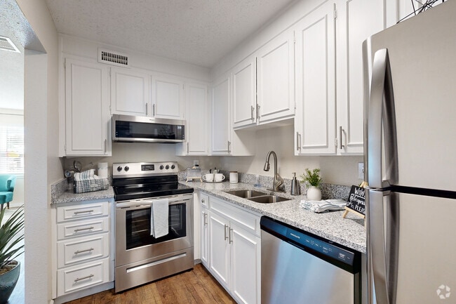 9th Ave - 2BR, 1BA - 925SF - Kitchen