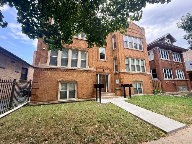 Building Photo - 1025 S Austin Blvd