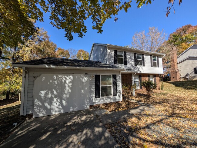Room in Single Family Home on Flint Glenn Ln