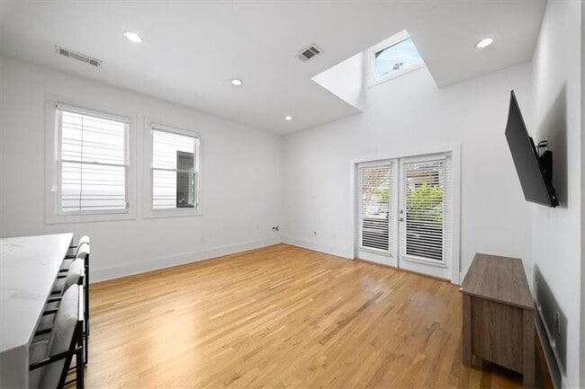 Photo - 655 McGruder St NE