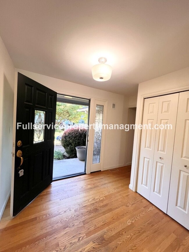 Photo - Beautiful Mercer Island Home with Private Hot Tub Pavillion & Spacious Floor Plan