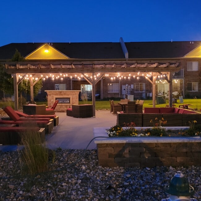 Patio & Gazebo - Hillcrest Park Apartments-Student Housing