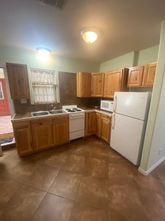 Building Photo - Cute 1 bedroom 1 bathroom unit with utilit... Rental