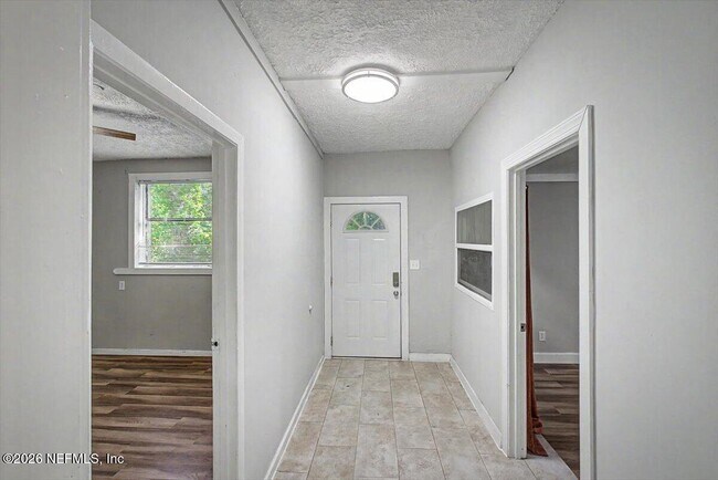 Photo - 2808 Myra St