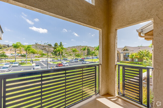 1BR, 1BA - 668SF - Balcony