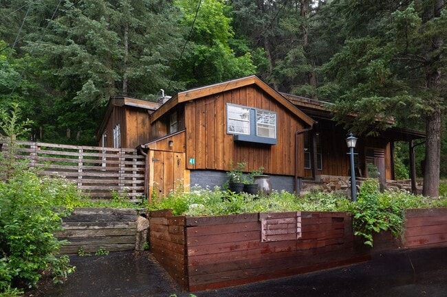 2 Bedroom 1 Bath Home Next To Boulder Creek! - 2 Bedroom 1 Bath Home Next To Boulder Creek!