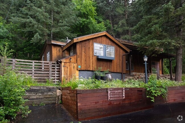 Building Photo - 2 Bedroom 1 Bath Home Next To Boulder Creek!