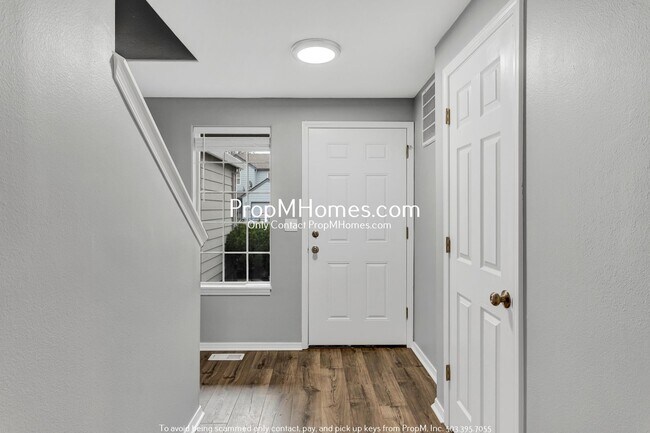 Photo - 16584-16586 SW Daffodil St