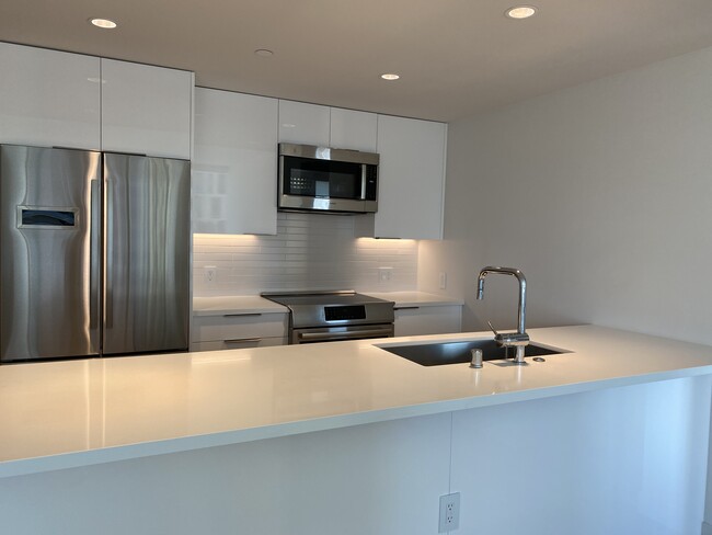 Kitchen - 1001 Queen St Unit 2605