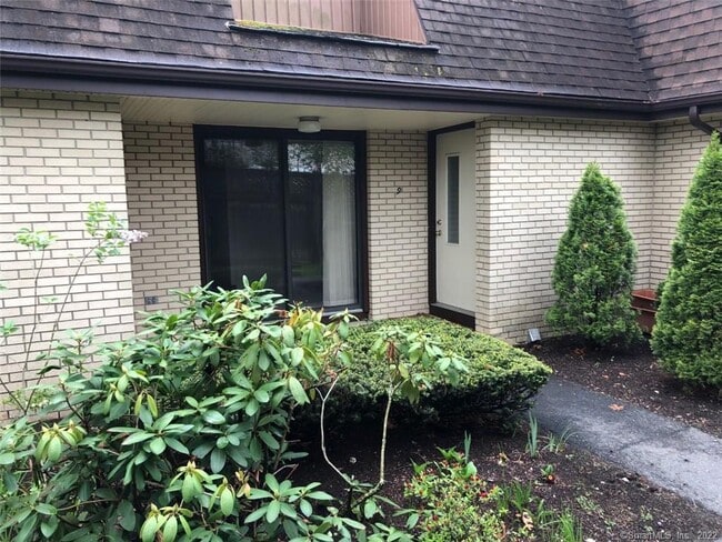 Building Photo - 6 Bouton St E