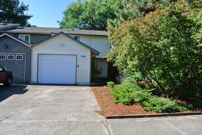 Building Photo - Roomy 2 bedroom 1.5 bathrooms