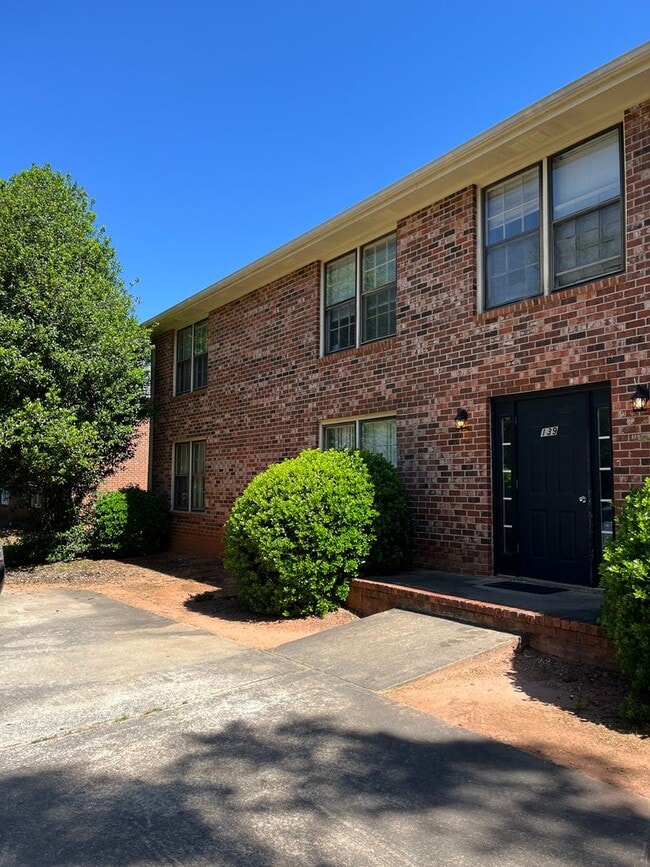 Photo - 2BR/ 2Bath on Eastside! Available end of July 2026