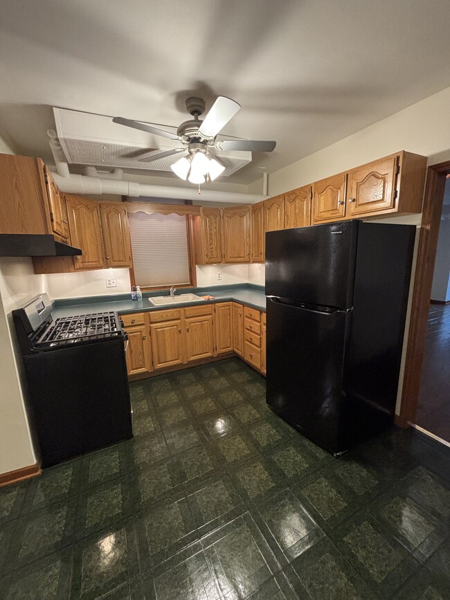 Kitchen - 2318 W Diversey Ave Unit Garden Apt