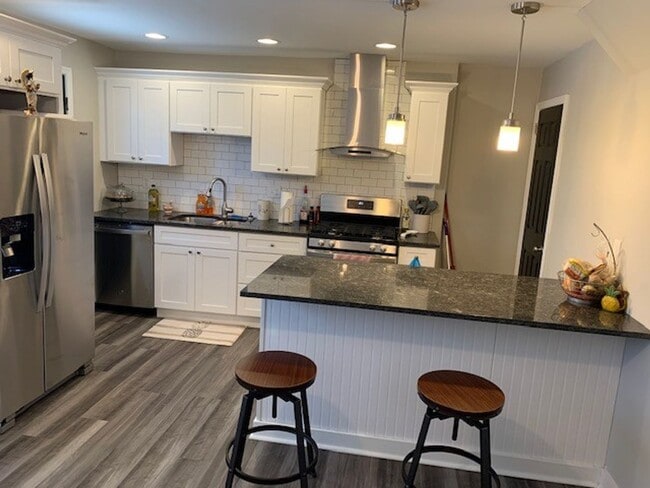 Building Photo - MODERN 2 BEDROOM, 1 BATHROOM TOWNHOUSE - GARFIELD