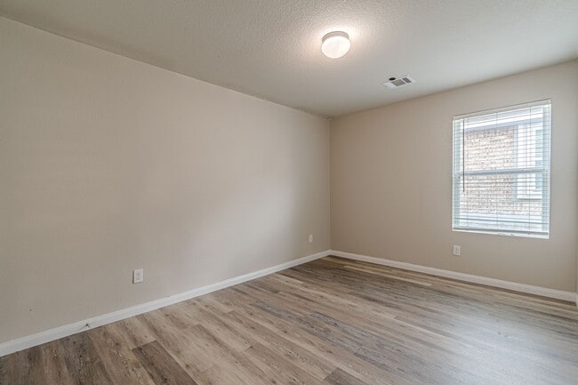 Photo - 229 Holland Pk