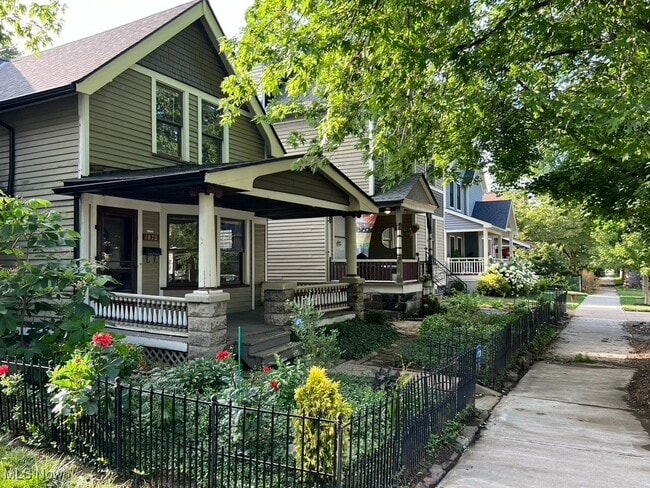 Photo - 1872 W 47th St