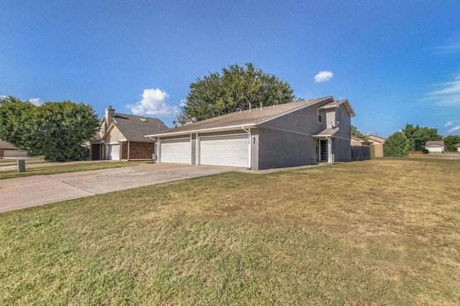 Photo - Beautiful 2BD/2.5 BTH Home Right off of NW Expressway and Shopping Areas