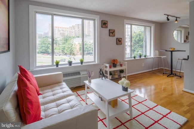 Building Photo - 1730 Arlington Blvd Unit 301 Rental
