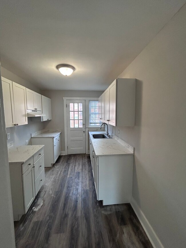 Building Photo - Available Now! | Fully Remodeled 2 Bed, 1 ... Unit 4903 #3