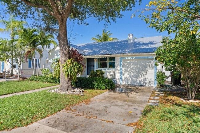 garage for storage/ golf cart - 1517 N Palmway