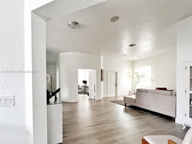 Photo - 1901 Cedar Ct