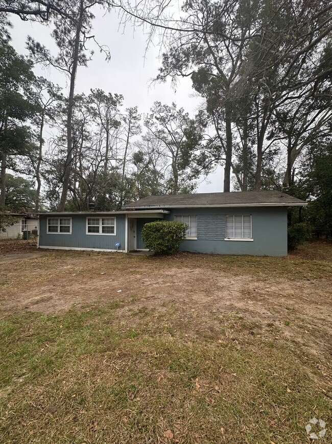 Building Photo - 3 Bed 1 Bath House with Fenced-in Yard. Av...