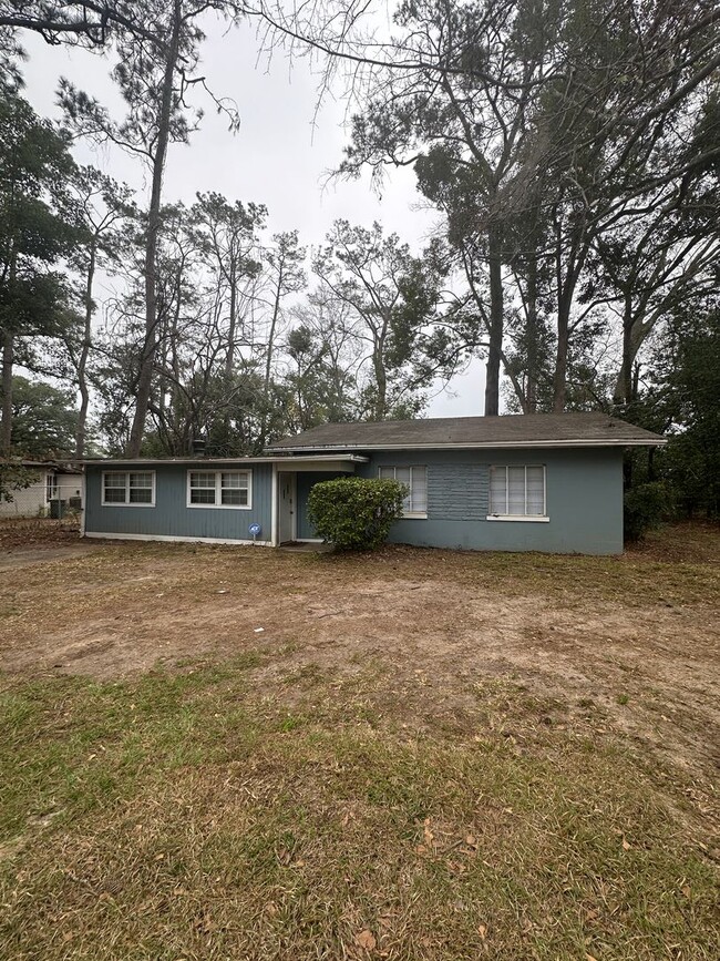 3 Bed 1 Bath House with Fenced-in Yard. Av... - 3 Bed 1 Bath House with Fenced-in Yard. Av...