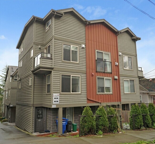 Building Photo - Queen Anne Townhome