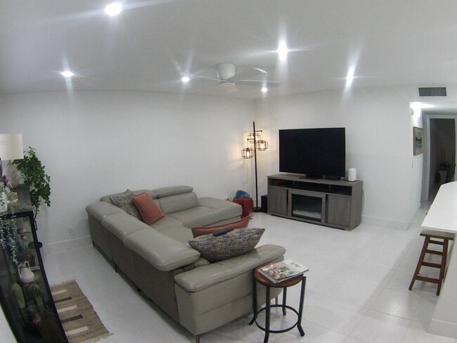 Building Photo - 541 Normandy L