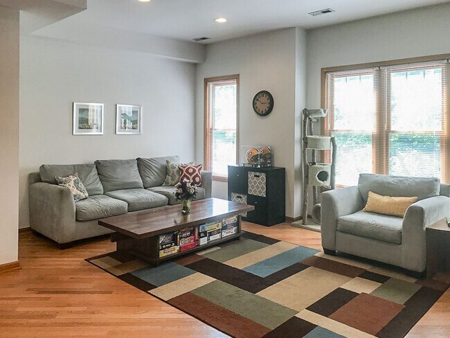 Photo - 2717 N Wayne Ave Unit 2N