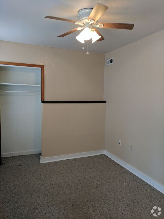 Building Photo - Cozy 2 Bedroom Apartment with Backyard Pat... Unit 1