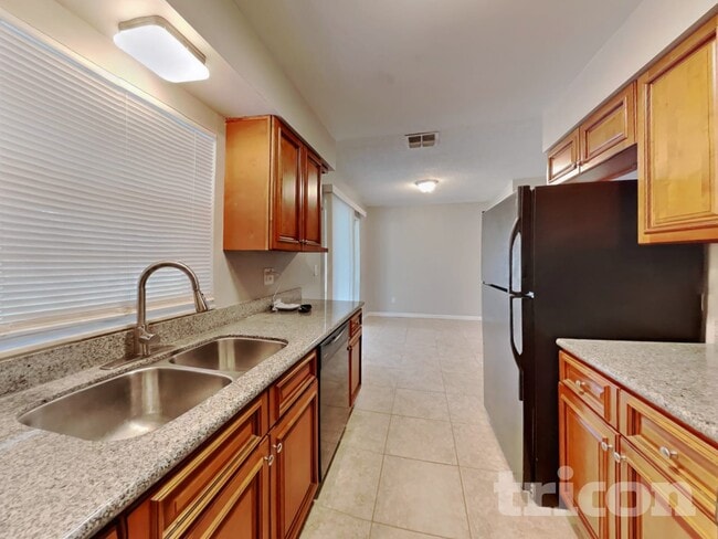 Photo - 1002 Saxon Ct