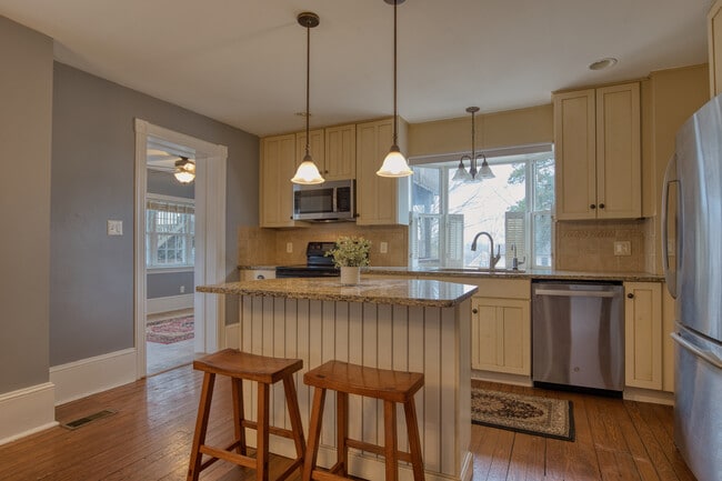 Kitchen - 8 Glenwood Ave