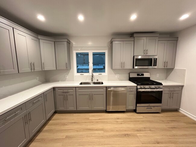 Photo - 1533 Freeman Ave